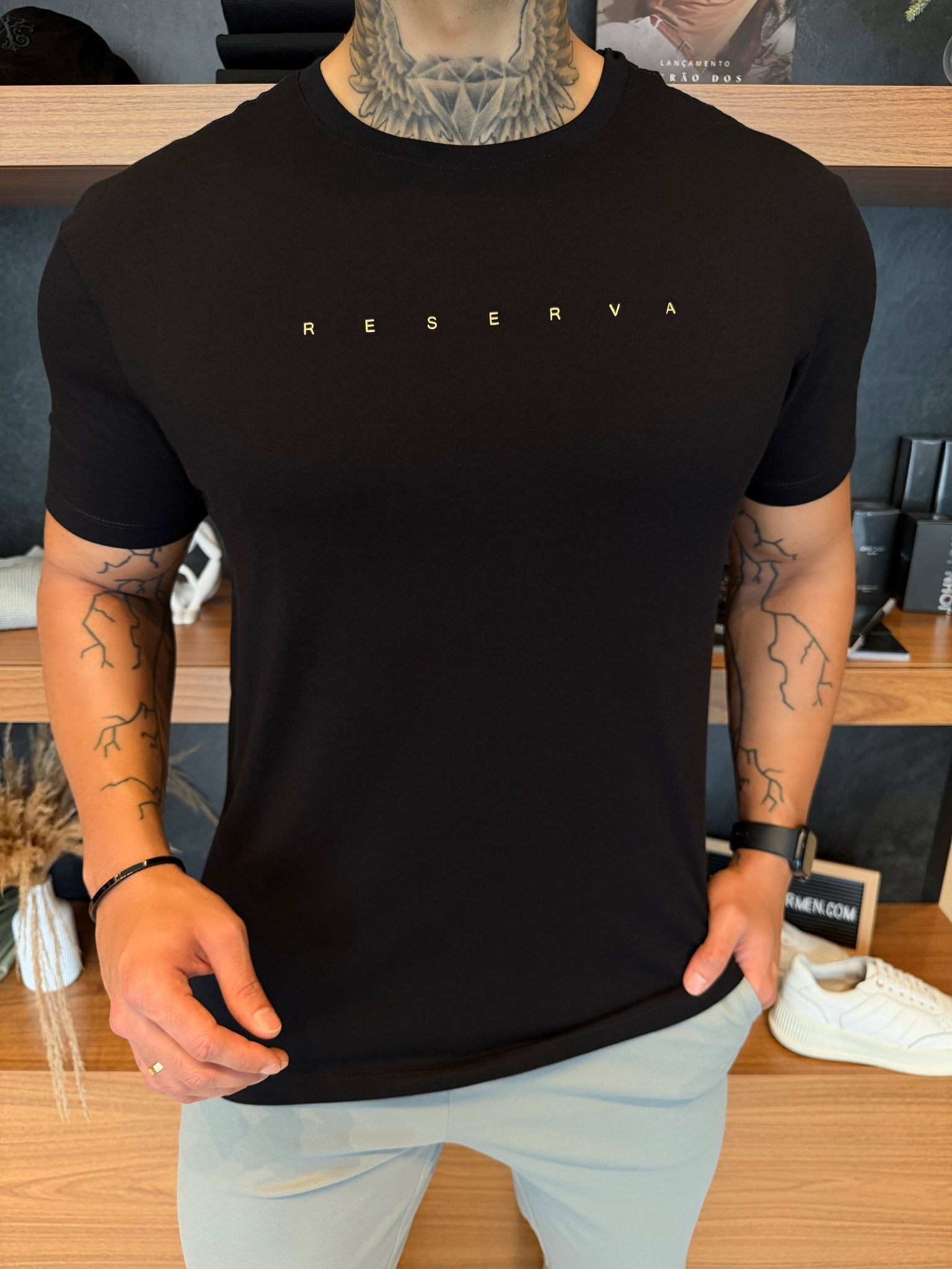Camiseta Reserva Escrita Central Gold- Preta