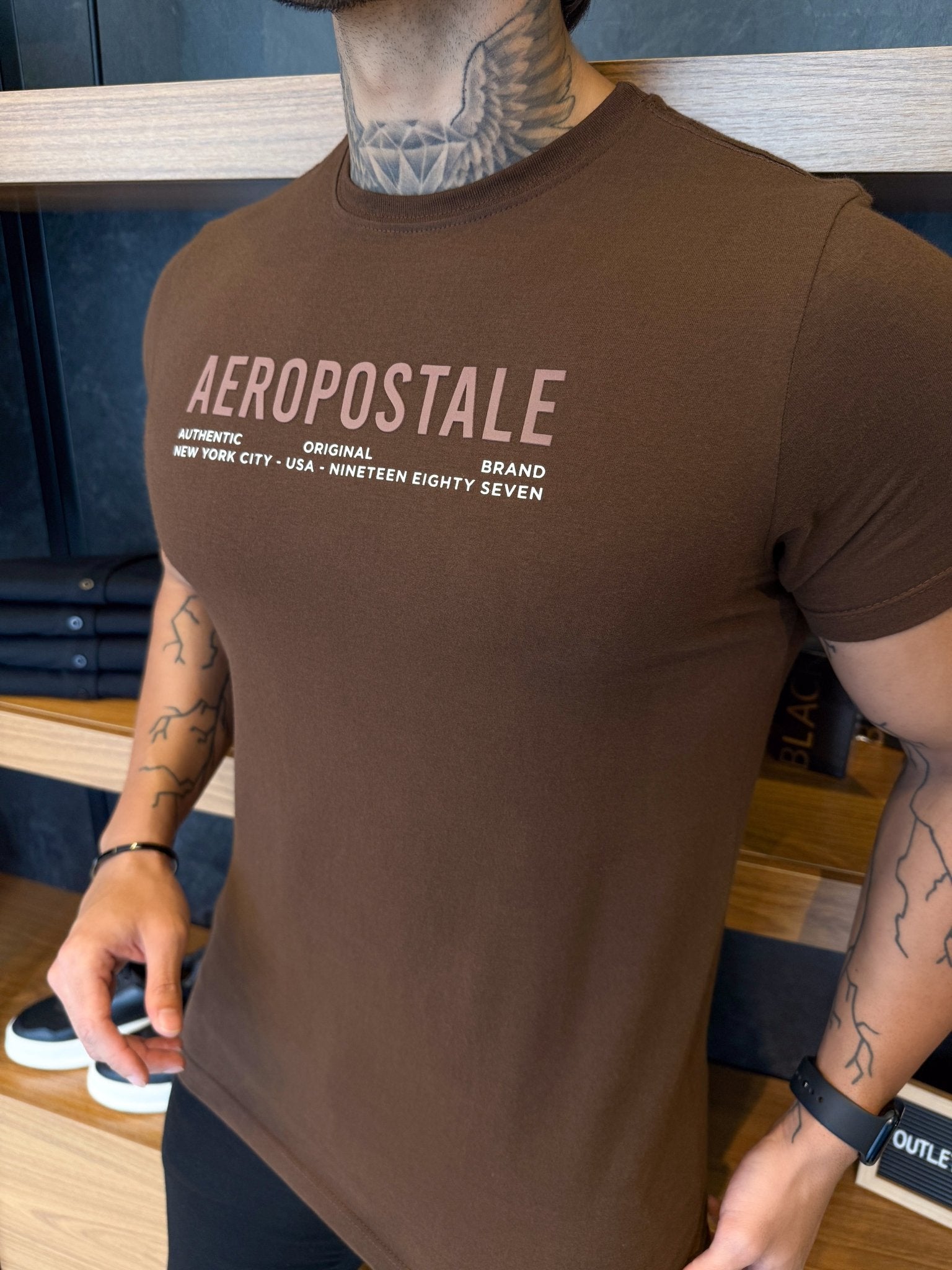 Camiseta Aeropostale Escrita Central - Marrom